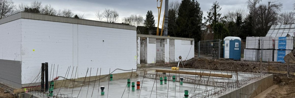 Mehrzweckraum Bewehrung für Bodenplatte vorbereitet