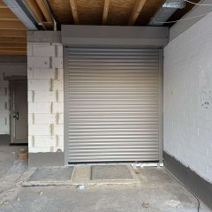 Rolltor Umkleidegebäude