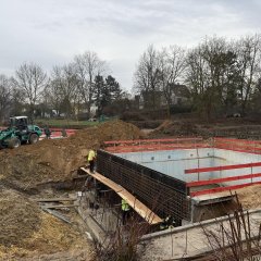 Schaltafeln an Sprungbeckenwand