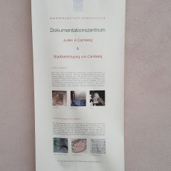 Informationsbanner an der alten jüdischen Schule