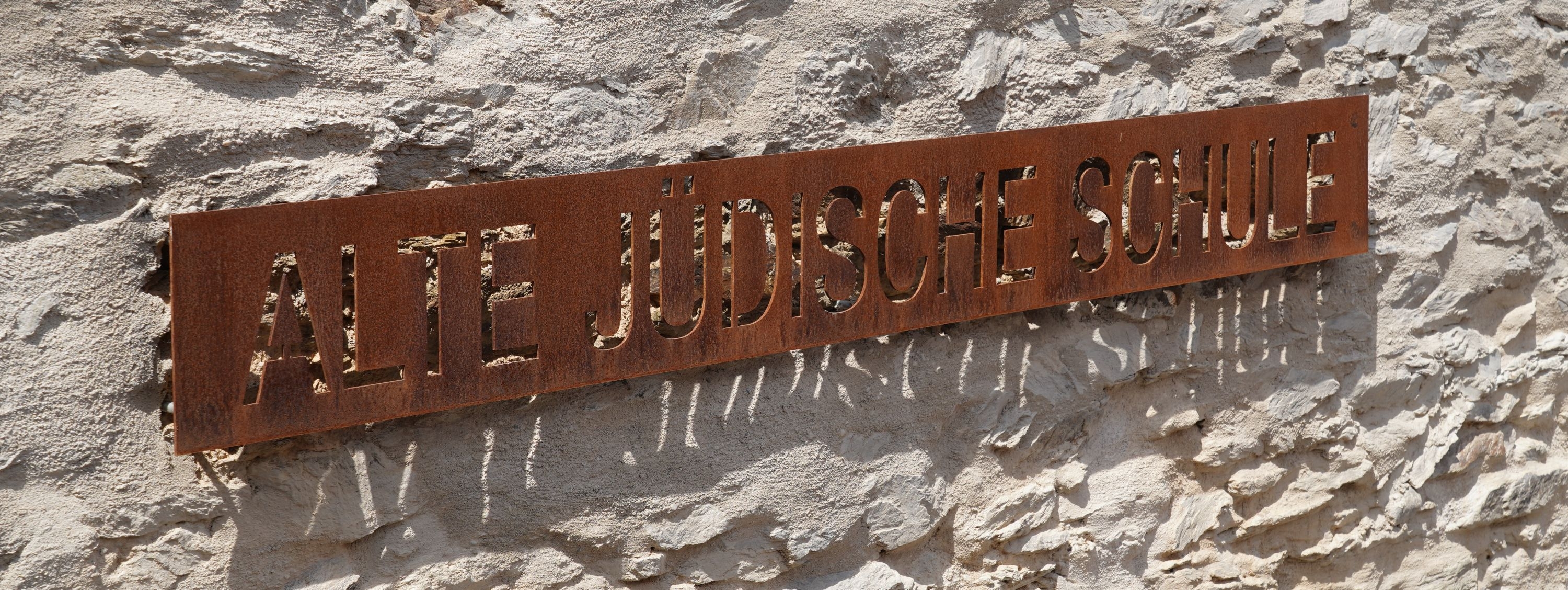 Schild an der alten jüdischen Schule Schild an der alten jüdischen Schule
