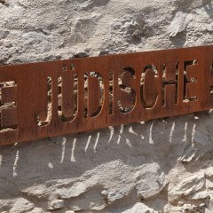Schild an der alten jüdischen Schule