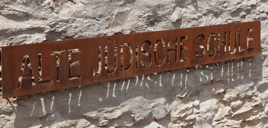Schild an der alten jüdischen Schule