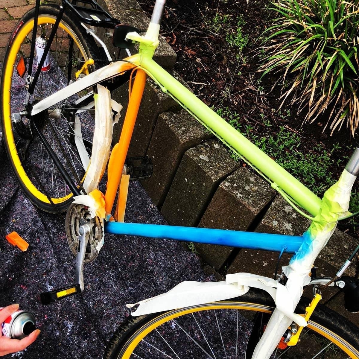 ein Fahrrad wird lackiert