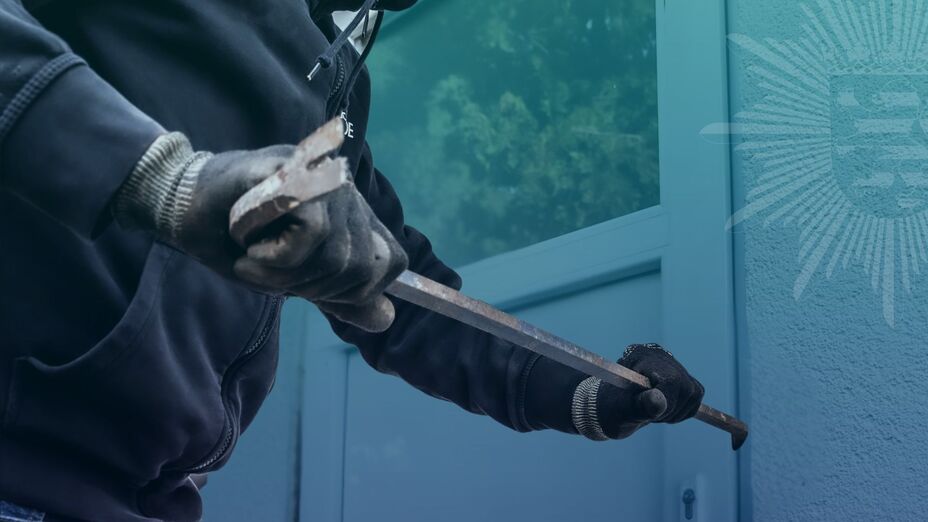 Zu sehen ist: Ein Einbrecher versucht eine Balkontür aufzuhebeln