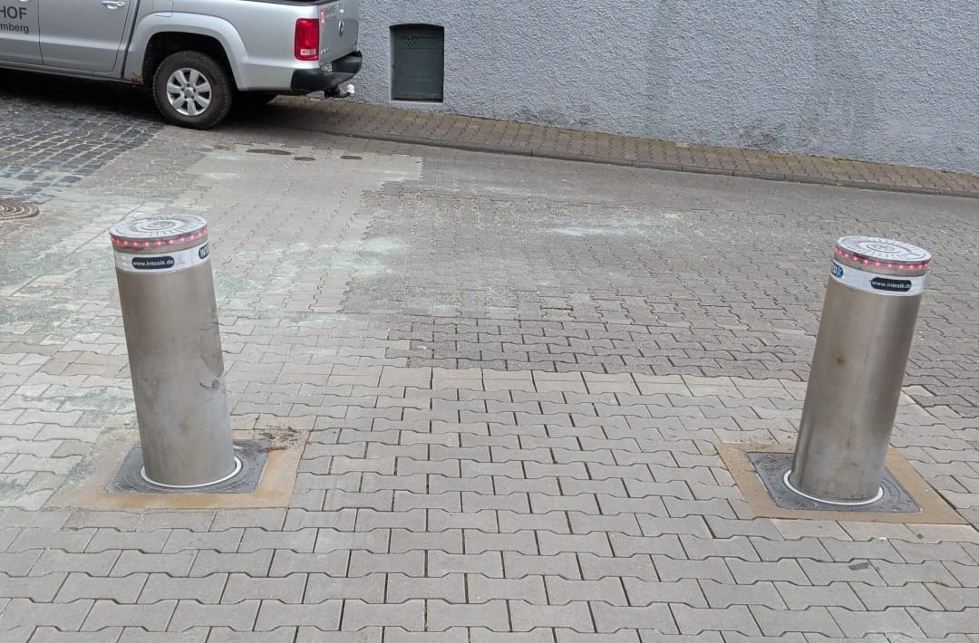 Zu sehen sind die beiden elektrischen Poller, die nun in Schieflage stehen