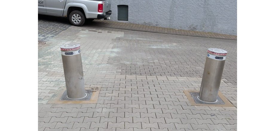 Zu sehen sind die beiden elektrischen Poller, die nun in Schieflage stehen
