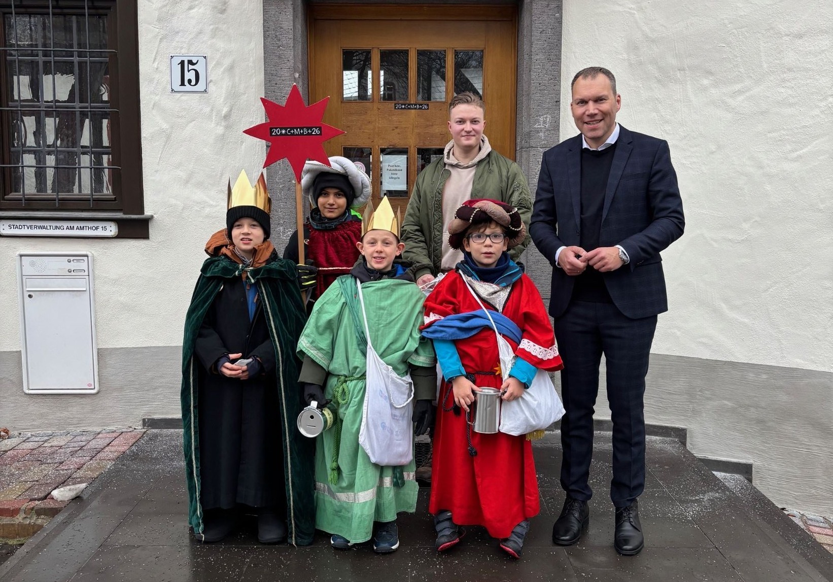 Zu sehen ist: Bürgermeister Daniel Rühl empfängt die Sternsinger vor der Tür des Amthofs