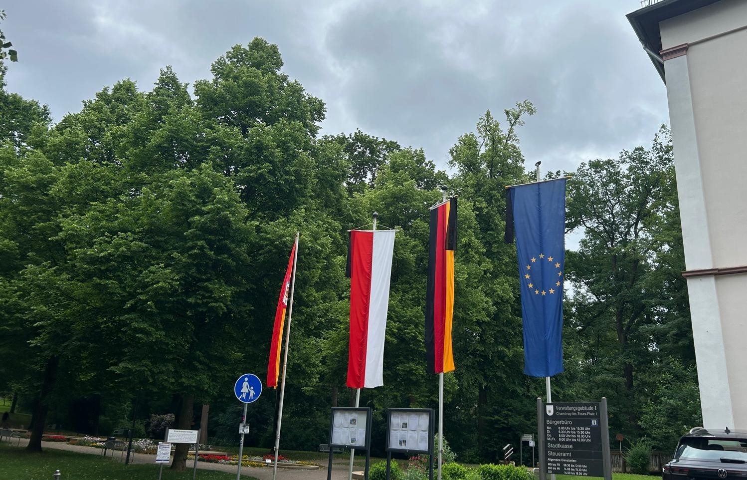 Zu sehen ist: die Trauerbeflaggung vor dem alten Rathaus in Bad Camberg