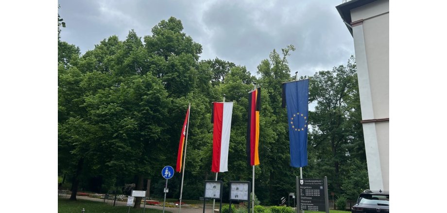 Zu sehen ist: die Trauerbeflaggung vor dem alten Rathaus in Bad Camberg