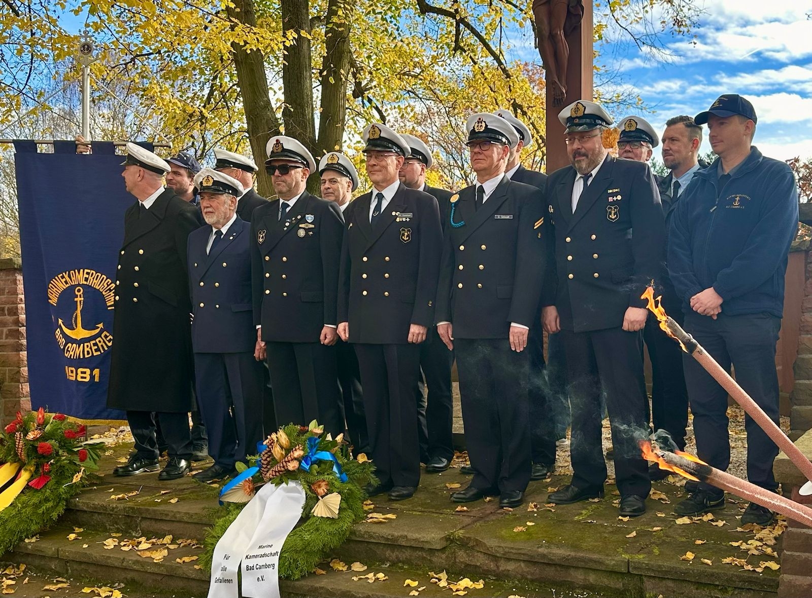 Das Foto zeigt die Marinekameradschaft Bad Camberg anlässlich der Kranzniederlegung am Volkstrauertag 2025.