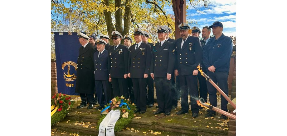 Das Foto zeigt die Marinekameradschaft Bad Camberg anlässlich der Kranzniederlegung am Volkstrauertag 2025.