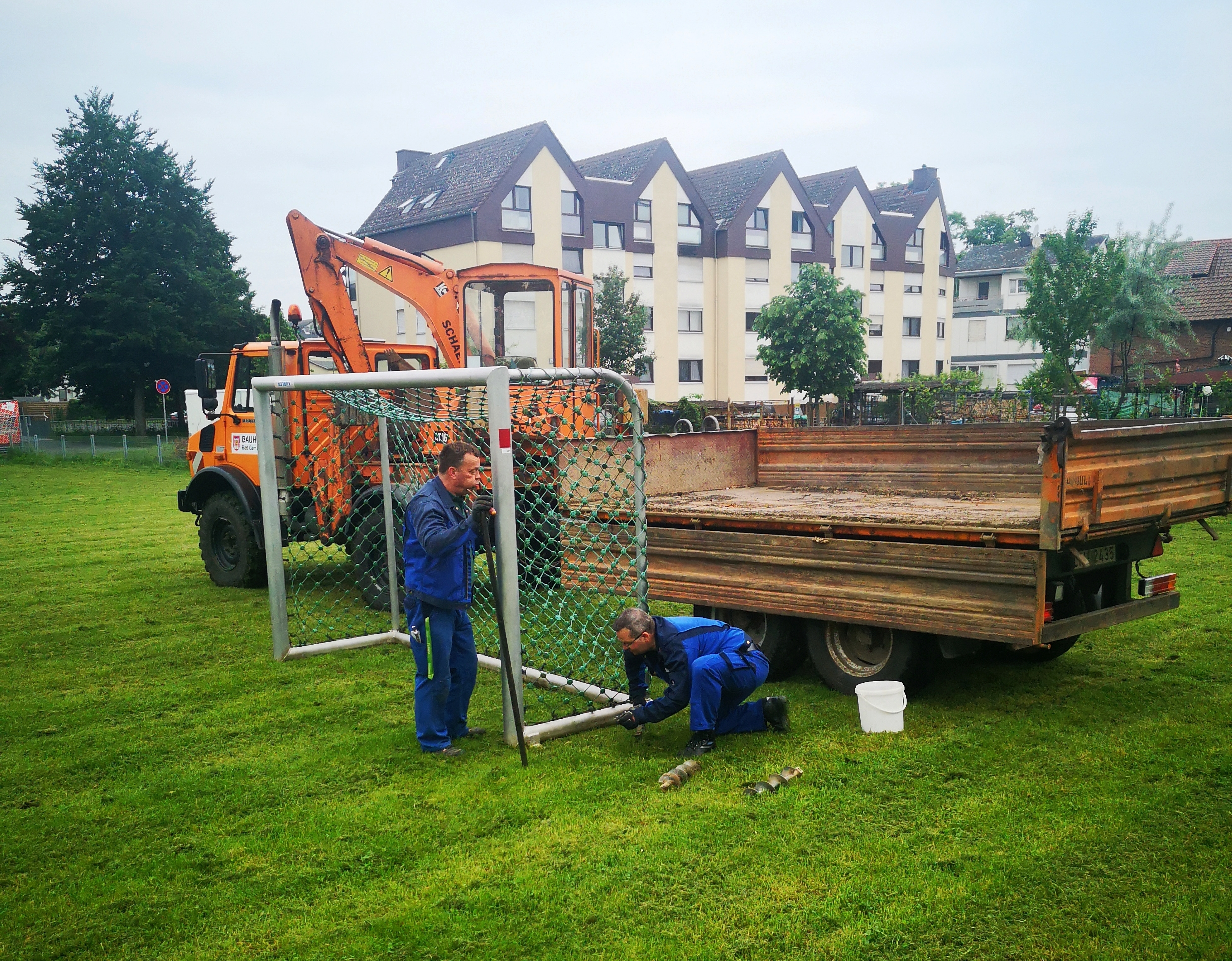 Aufbau der Bolzplatztore durch Mitarbeiter des Bauhofes