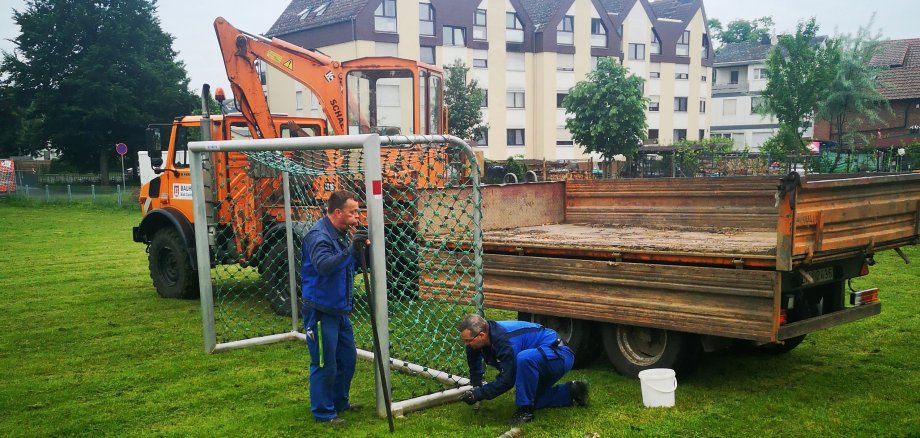 Aufbau der Bolzplatztore durch Mitarbeiter des Bauhofes