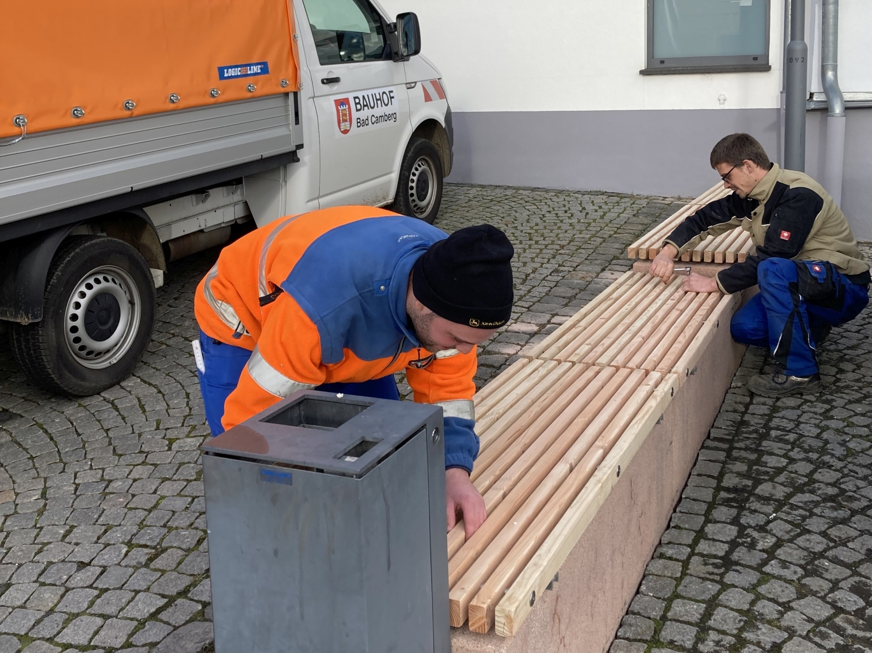 Reparatur von Bänken auf dem Guttenberger Platz