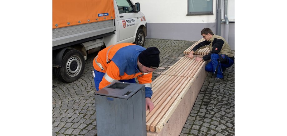 Reparatur von Bänken auf dem Guttenberger Platz