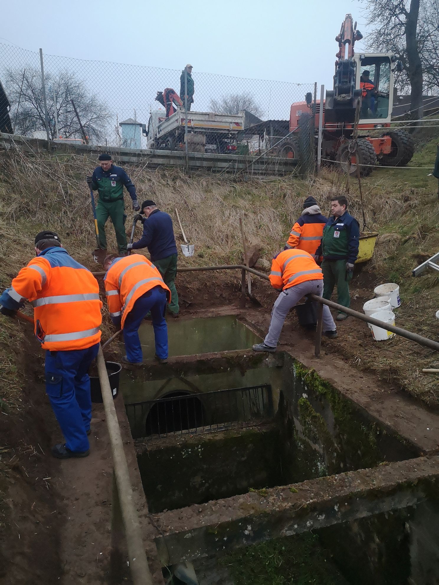 Einlaufbauwerk Bächeslgraben in Oberselters wird von Bewuchs befreit