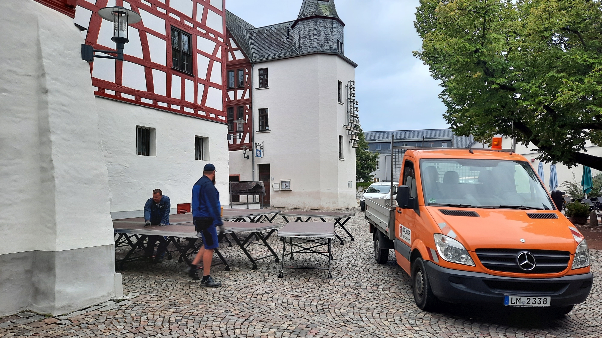 Mitarbeiter Bauhof bauen Bühne auf