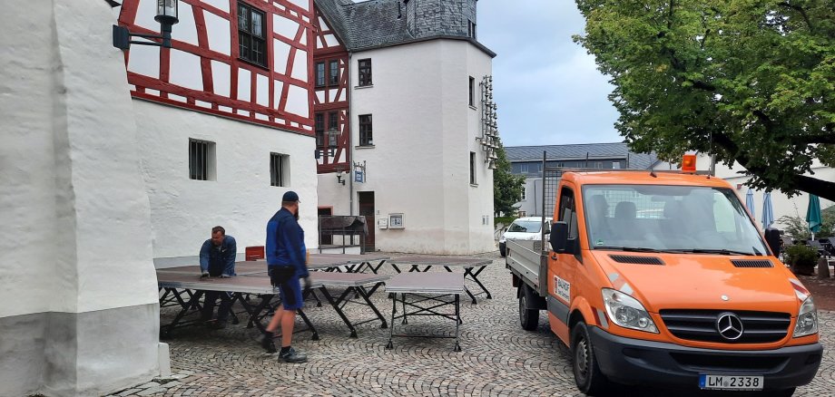 Mitarbeiter Bauhof bauen Bühne auf