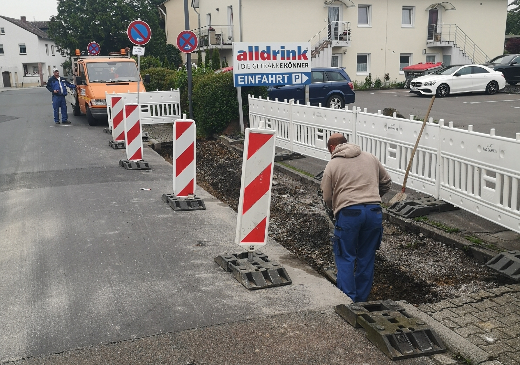 Gehweg wird von Mitarbeitern Bauhof repariert