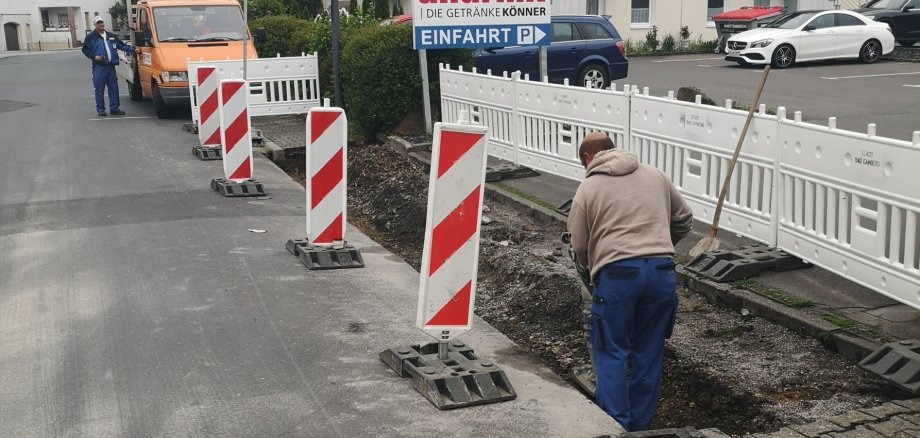 Gehweg wird von Mitarbeitern Bauhof repariert