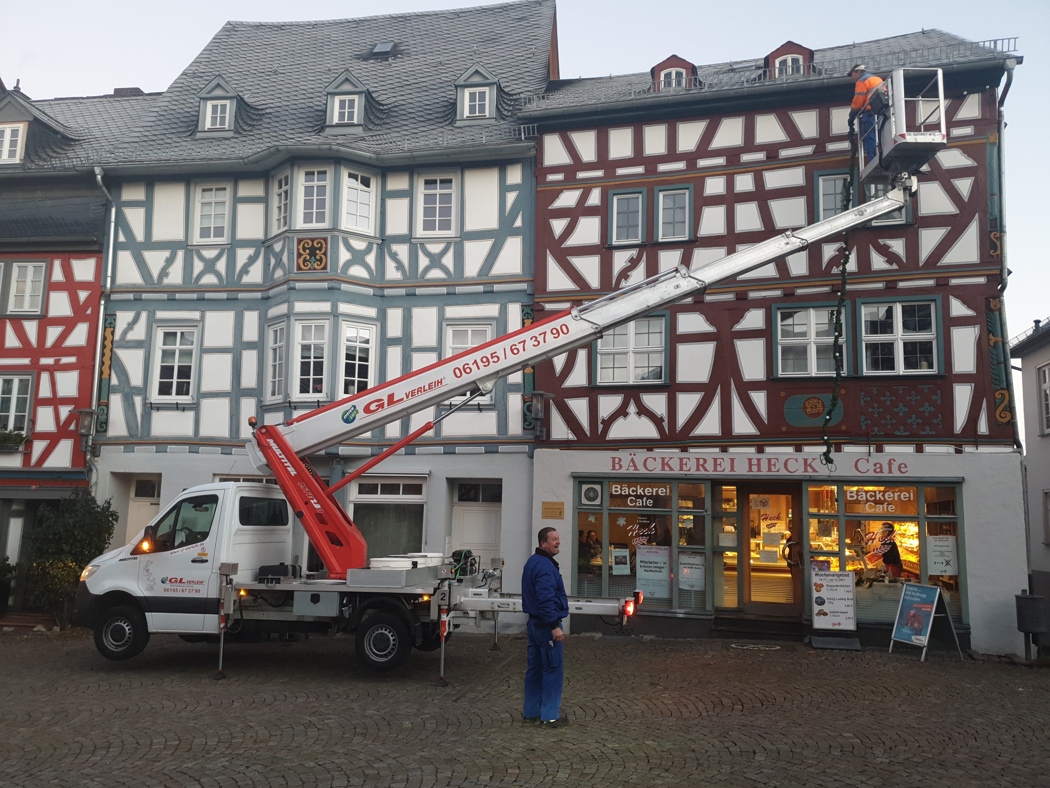 Aufhängen der Weihnachtsbeleuchtung