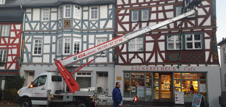 Aufhängen der Weihnachtsbeleuchtung