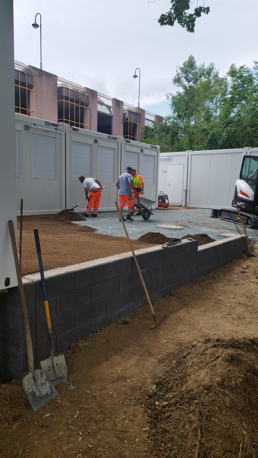 Mitarbeiter des städtischen Bauhofes bei der Herrichtung des Außenbereichs 