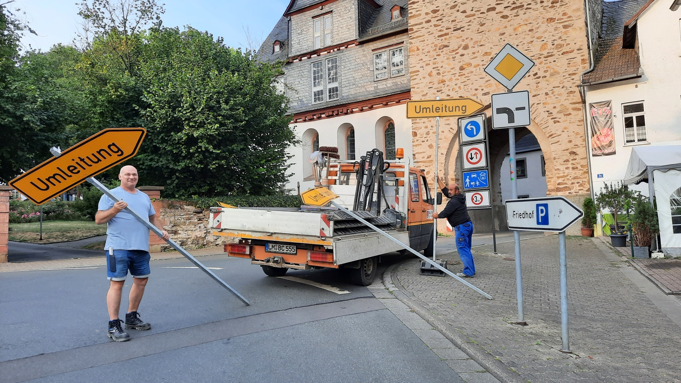 Mitarbeiter des Bauhofes richten eine Umleitung ein