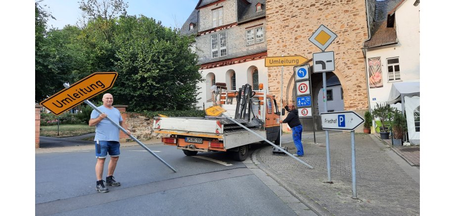 Mitarbeiter des Bauhofes richten eine Umleitung ein