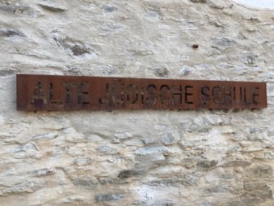Schriftzug alte jüdische Schule Schriftzug alte jüdische Schule