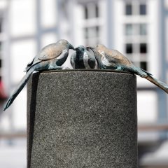 Der Brunnen auf dem Marktplatz mit den Atzeln (Elstern)