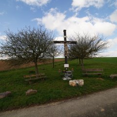 Sitzgruppe mit Gedenkkreuz, westlich von Erbach