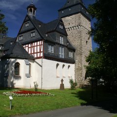 Blick auf den Obertorturm mit Hohenfeldkapelle